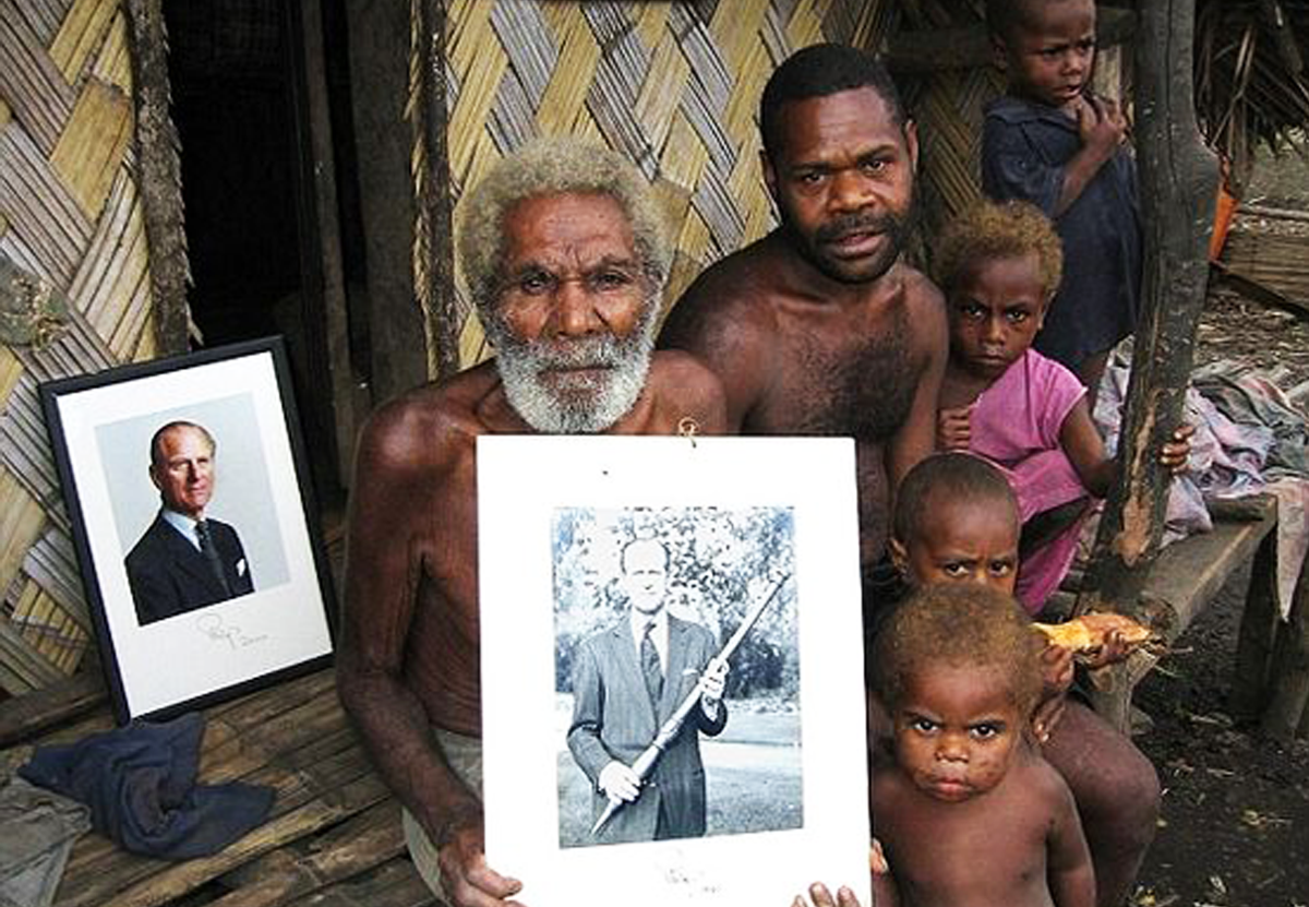 Племя из Вануату, обожествлявшее принца Филиппа, ждет его пришествия